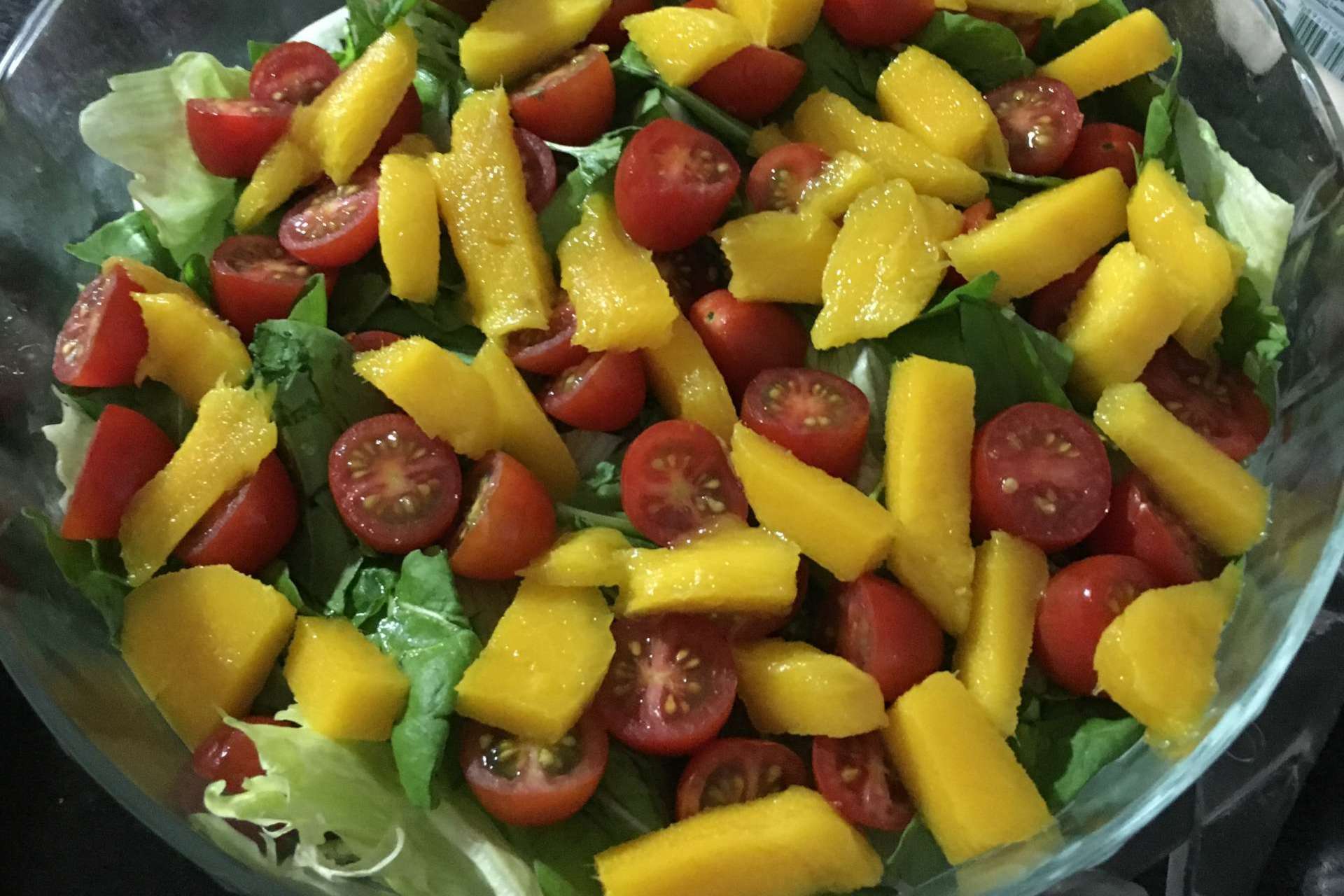 Salada Tropical de Folhas com Manga | Adriana Tenchini