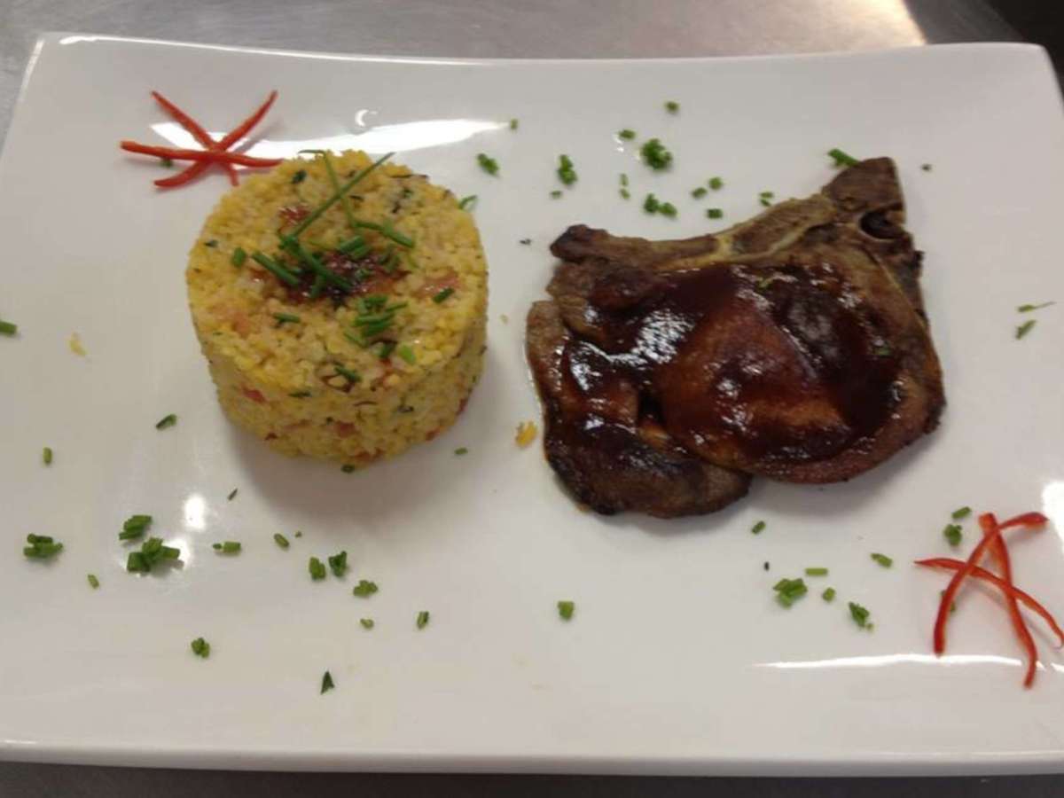 Bisteca Marinada na Cachaça com Xerém de milho e Barbecue de&nbsp;Rapadura