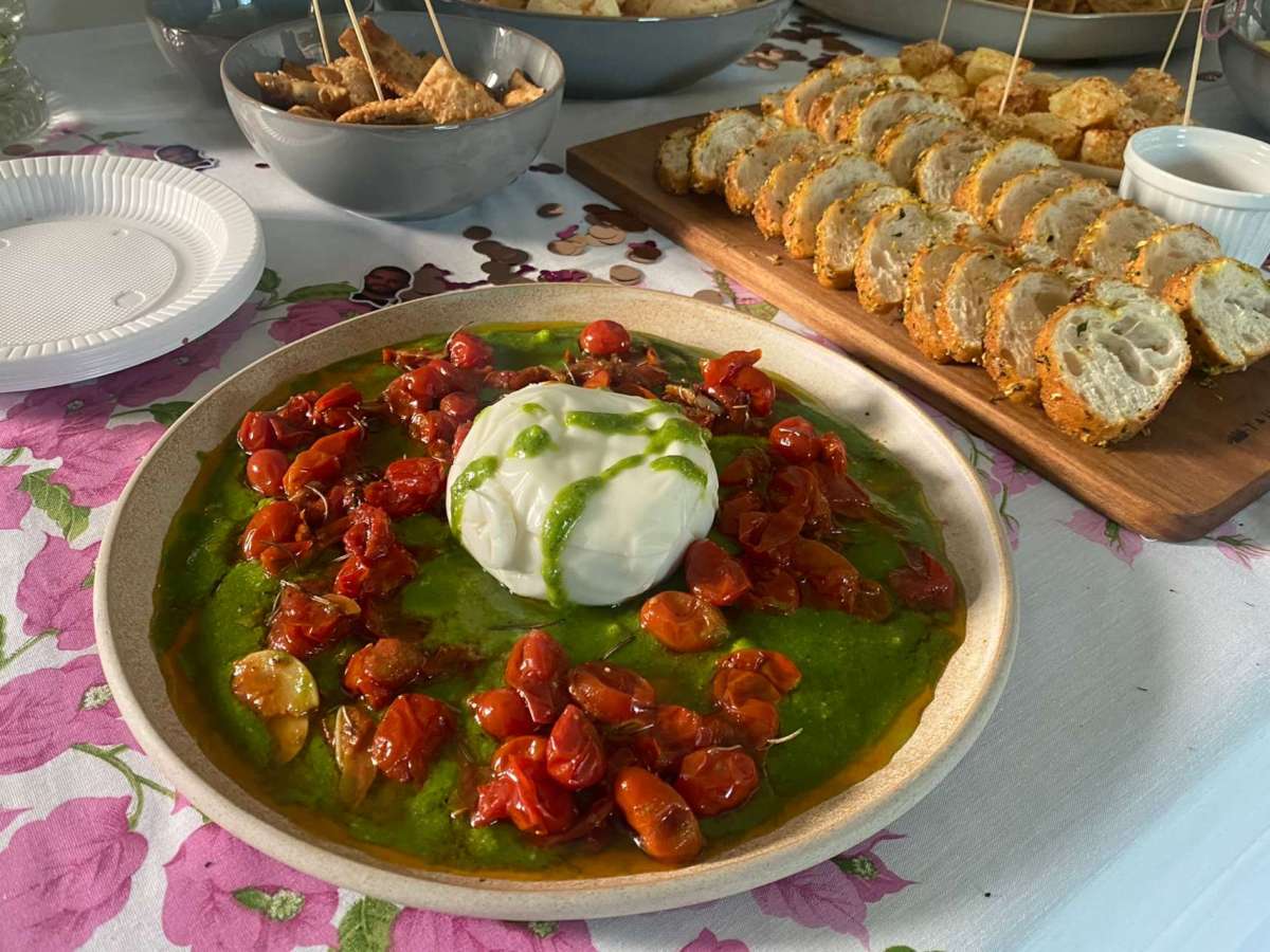 Burrata com Molho Pesto e Tomate&nbsp;Confit